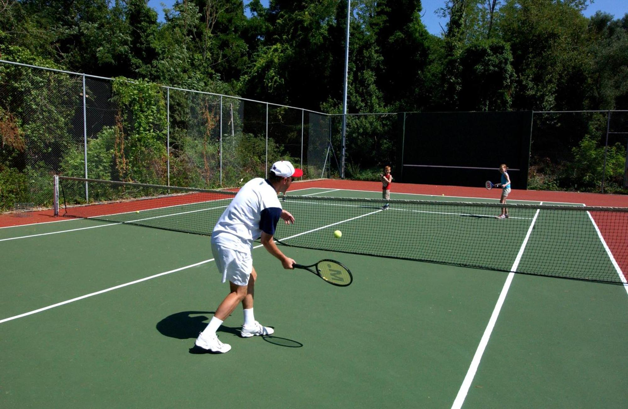 코르푸 홀리데이 팰리스 호텔 페라마 외부 사진 A backhand stroke