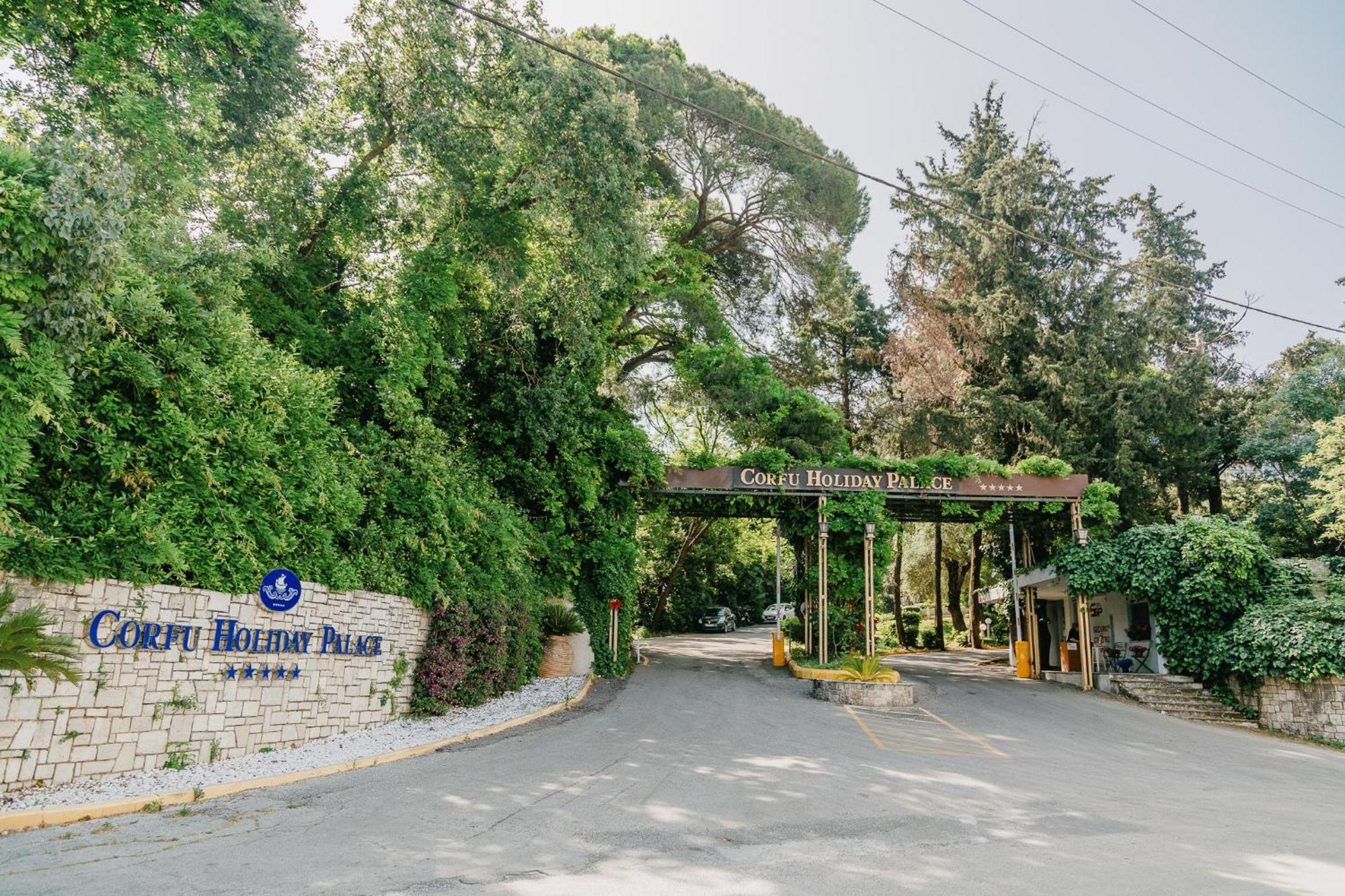 코르푸 홀리데이 팰리스 호텔 페라마 외부 사진 Entrance to the resort