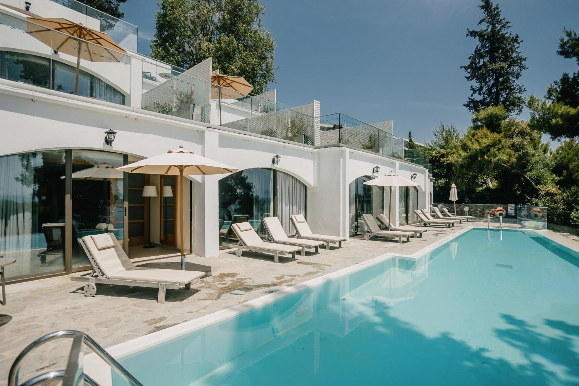 코르푸 홀리데이 팰리스 호텔 페라마 외부 사진 The swimming pool at the hotel