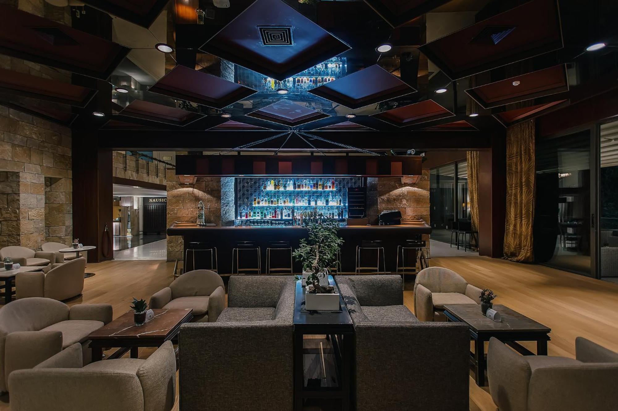 코르푸 홀리데이 팰리스 호텔 페라마 외부 사진 The bar at the 101 lounge