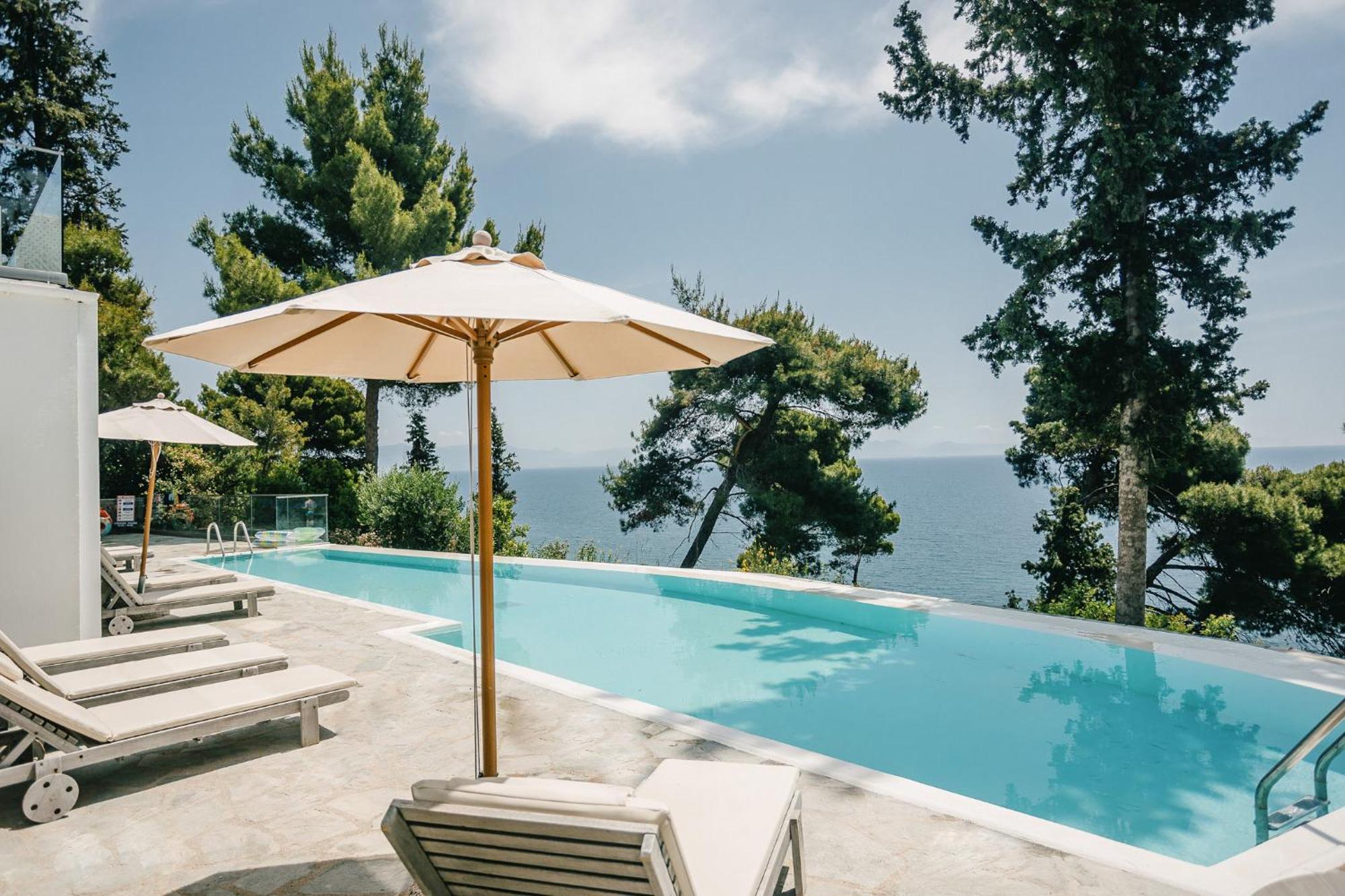 코르푸 홀리데이 팰리스 호텔 페라마 외부 사진 The pool at the hotel
