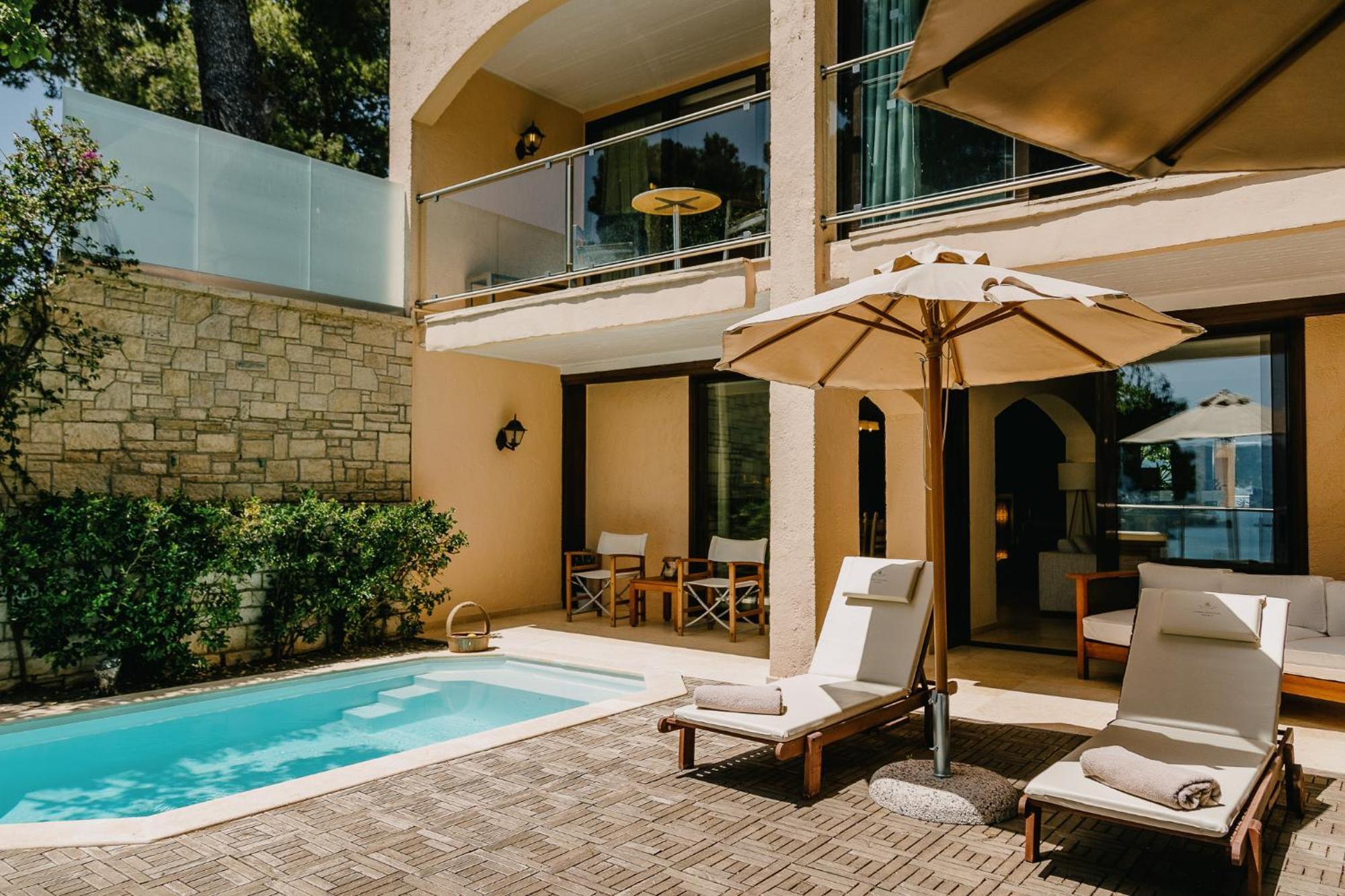 코르푸 홀리데이 팰리스 호텔 페라마 외부 사진 A private pool at a hotel
