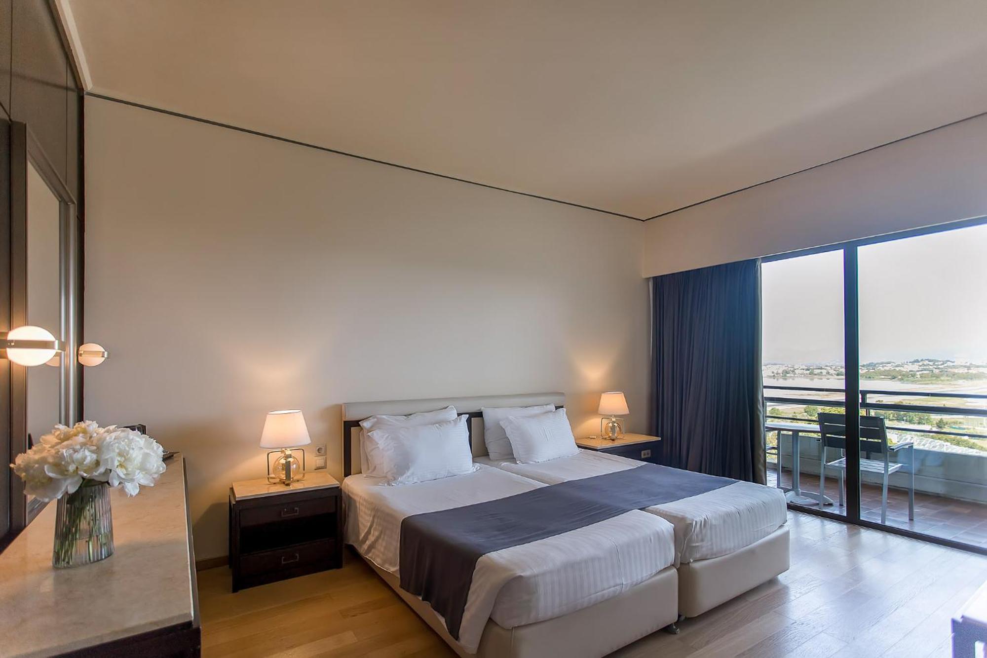 코르푸 홀리데이 팰리스 호텔 페라마 외부 사진 A room at the hotel